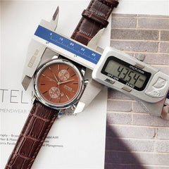 Men's quartz watch with brown dial and imitation leather strap measuring 40.5mm diameter