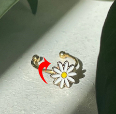 Fidget Spinner Rotatable Ring for women with a flower design and smooth spinning mechanism in metal.